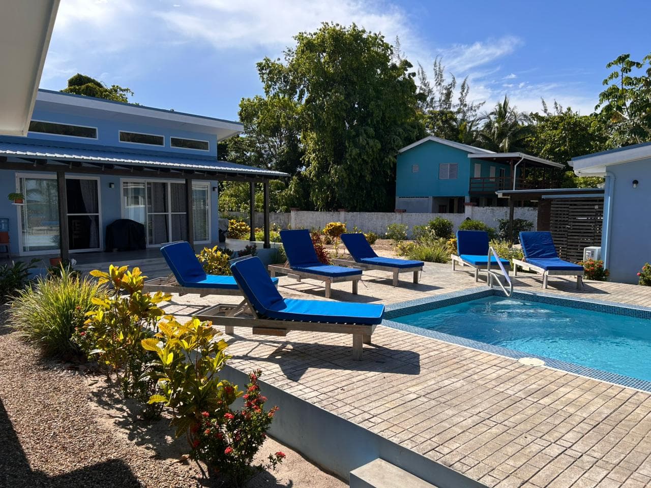 Cluster of 3 Beach front house — photo 1 of 9