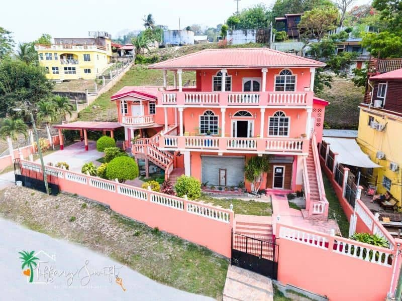 Prime San Ignacio Property: Stunning 3-Bedroom Home with Income Generation and Business Potential — San Ignacio, Belize