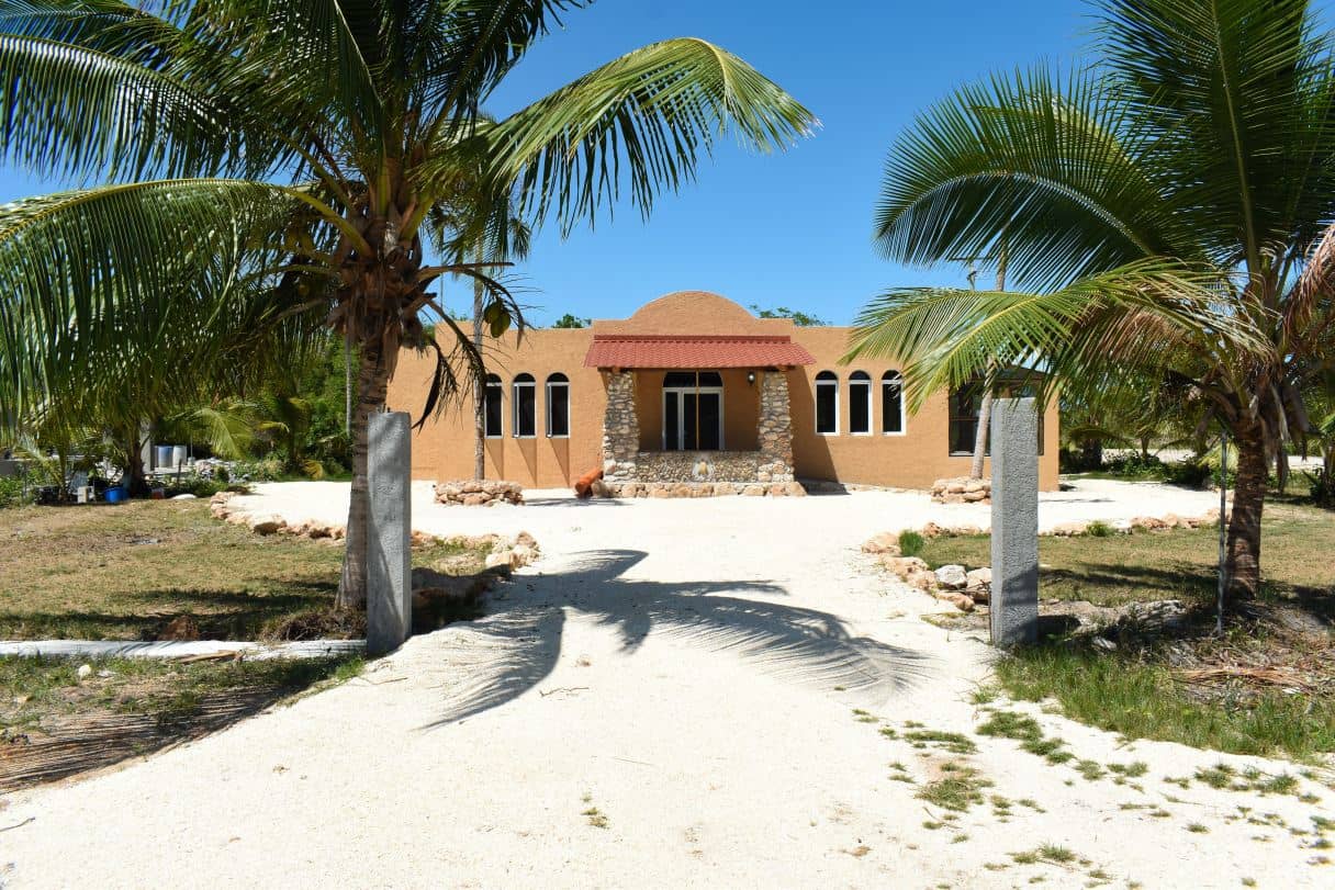 "CASA TORTUGA" 2 Bedroom Home with Pool Near Sea — Consejo, Belize