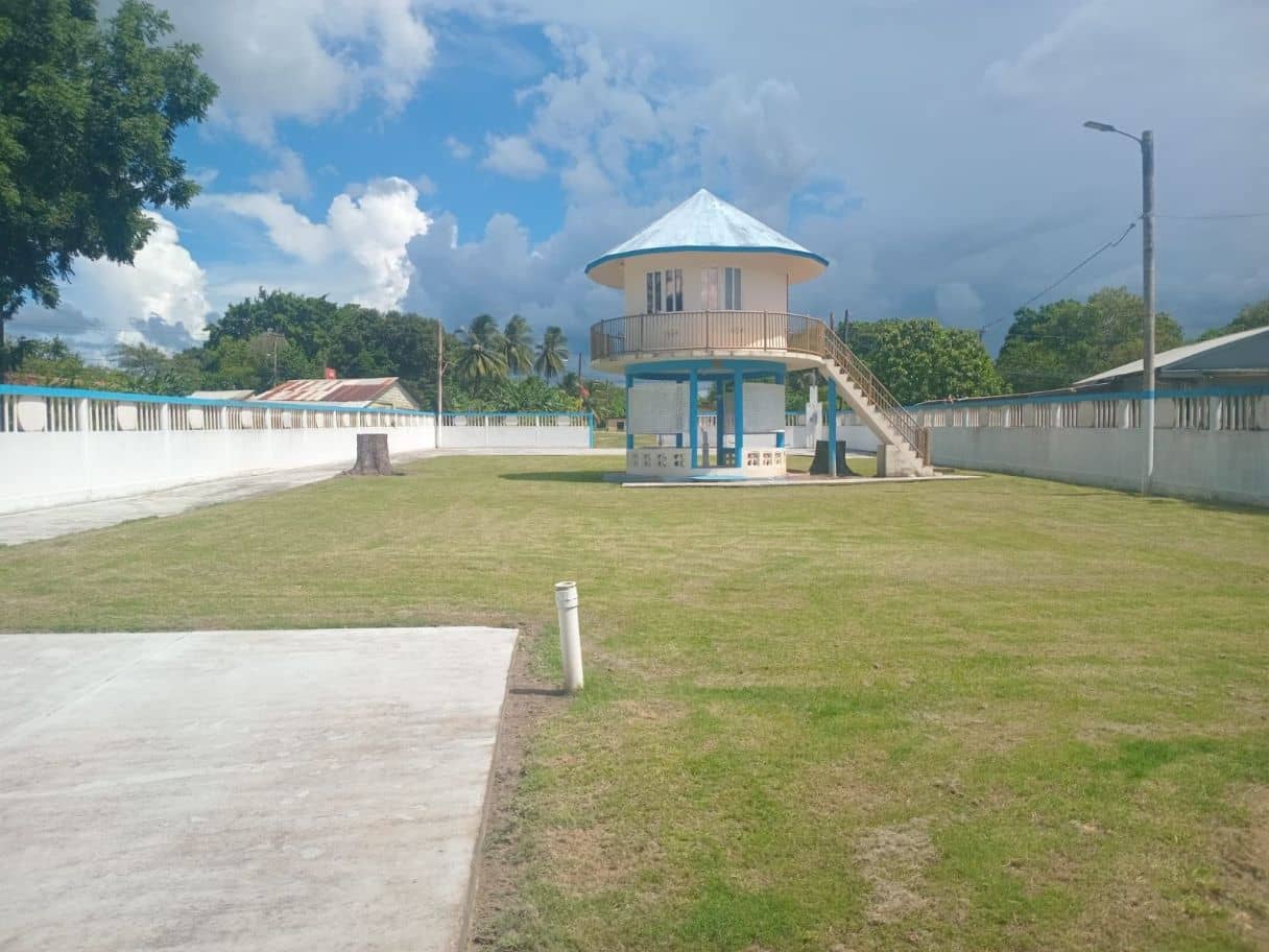 A 2-bedroom house on a large lot with highway frontage — Aguacate Camp, Belize