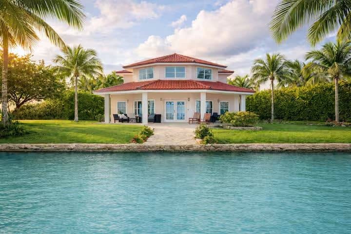 Placencia Waterfront Villa with Resort Access — Placencia, Belize