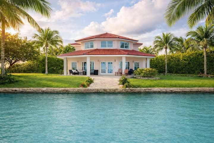 Placencia Waterfront Villa with Resort Access — photo 1 of 33