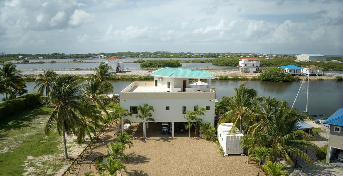 3-Bedroom Luxury Waterfront Home with Panoramic Views — photo 1 of 34