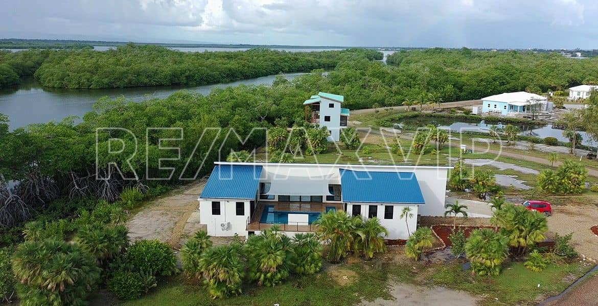 Beautiful Home with Private Pool in NAIA.388 Acres — Placencia, Belize