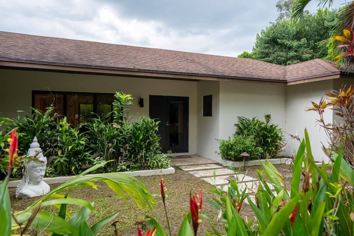 Red Rock House – 3BR 2BA with Full Backyard Entertainment Area & Basketball Court — Placencia, Belize