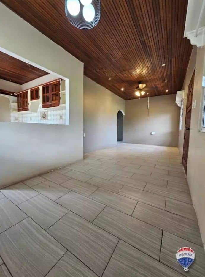 Multi-Family Home in Orange Walk District — Yo Creek, Belize